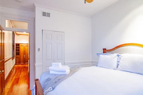 LUXE Kalorama 5-BR Townhome Close to Dupont Circle LUXE Kalorama 5-BR Townhome Close to Dupont Circle