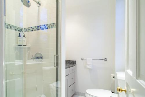 LUXE Kalorama 5-BR Townhome Close to Dupont Circle LUXE Kalorama 5-BR Townhome Close to Dupont Circle