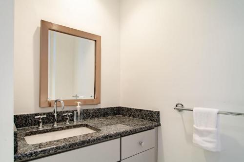 LUXE Kalorama 5-BR Townhome Close to Dupont Circle LUXE Kalorama 5-BR Townhome Close to Dupont Circle