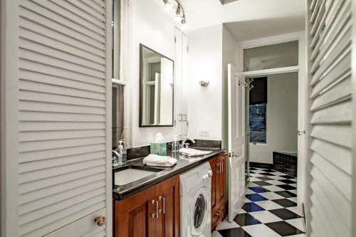 LUXE Kalorama 5-BR Townhome Close to Dupont Circle LUXE Kalorama 5-BR Townhome Close to Dupont Circle