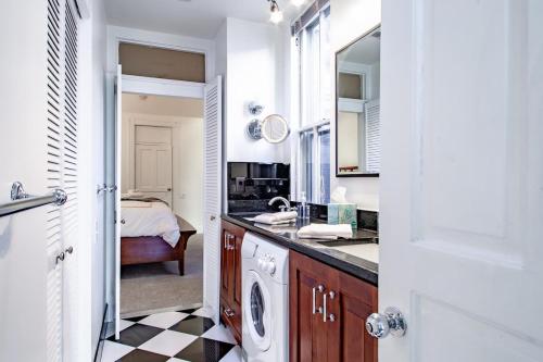 LUXE Kalorama 5-BR Townhome Close to Dupont Circle LUXE Kalorama 5-BR Townhome Close to Dupont Circle