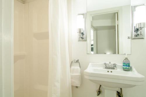 LUXE Kalorama 5-BR Townhome Close to Dupont Circle LUXE Kalorama 5-BR Townhome Close to Dupont Circle