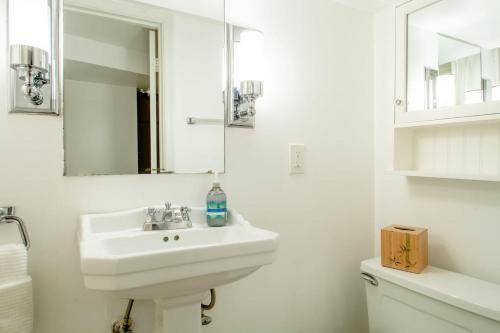 LUXE Kalorama 5-BR Townhome Close to Dupont Circle LUXE Kalorama 5-BR Townhome Close to Dupont Circle