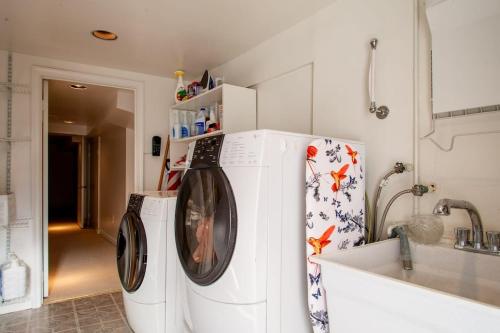 LUXE Kalorama 5-BR Townhome Close to Dupont Circle LUXE Kalorama 5-BR Townhome Close to Dupont Circle