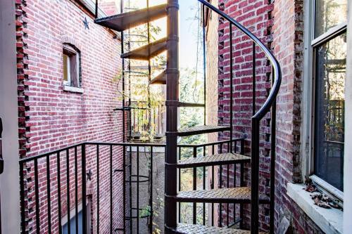 LUXE Kalorama 5-BR Townhome Close to Dupont Circle LUXE Kalorama 5-BR Townhome Close to Dupont Circle