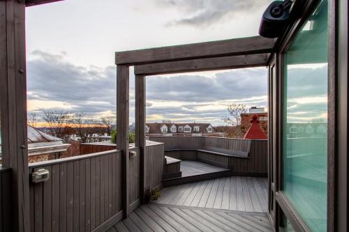 LUXE Kalorama 5-BR Townhome Close to Dupont Circle LUXE Kalorama 5-BR Townhome Close to Dupont Circle