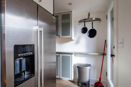 2-BR Petworth Pad Walk to METRO Subway in Washington, USA