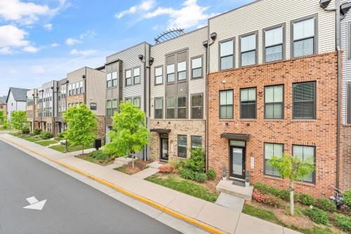 Ashburn 4-BR Homestay Close to Dulles & METRO in Brambleton, USA
