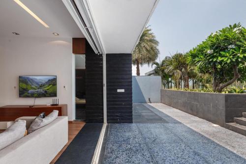 Casa Palmera by JadeCaps Bay View & Pool Airport