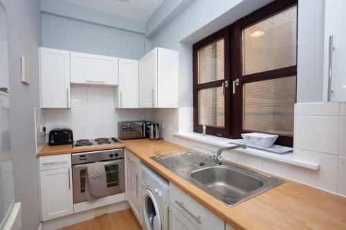 Modern and refurbished Flat in Merchant City, Glasgow (photo 6)