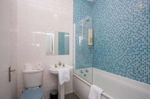 Modern and refurbished Flat in Merchant City, Glasgow (photo 9)