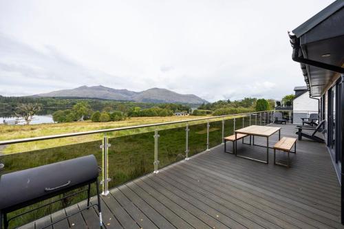 New Build Lodge With Stunning Views of Loch Awe in Портсонечен