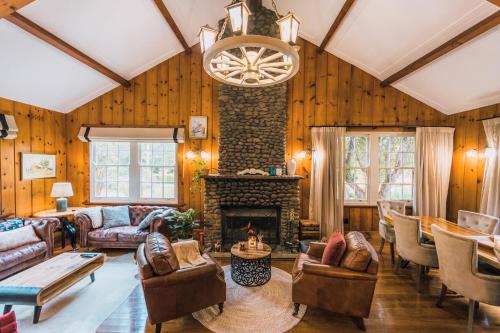 Heritage Log Cabin and Garden w Outdoor Hot Tub