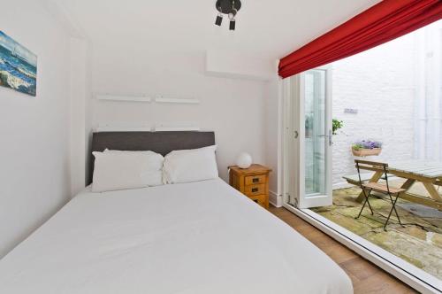 Charming 2-Bed Apt near Buckingham Palace - image 5
