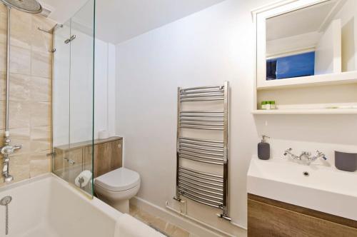 Charming 2-Bed Apt near Buckingham Palace - image 2