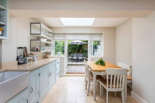 Delightful 2 Bed House in Stylish Fulham