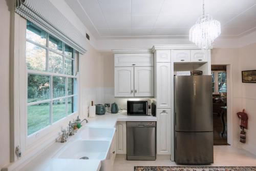 Heritage Log Cabin and Garden w Outdoor Hot Tub in 梅德洛浴