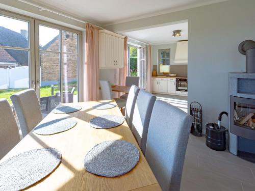 Kitchen, Landhaus Max in Moritzdorf - Luxus unter Reet mit Seeblick, Kamin, Sauna in Altensien