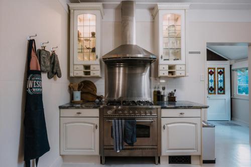 Heritage Log Cabin and Garden w Outdoor Hot Tub in 梅德洛浴