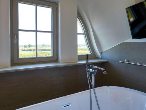 Bathroom, Landhaus Max in Moritzdorf - Luxus unter Reet mit Seeblick, Kamin, Sauna in Altensien