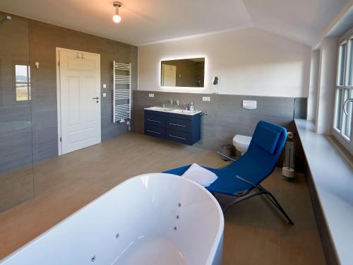 Bathroom, Landhaus Max in Moritzdorf - Luxus unter Reet mit Seeblick, Kamin, Sauna in Altensien