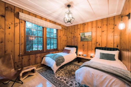 Heritage Log Cabin and Garden w Outdoor Hot Tub in 梅德洛浴