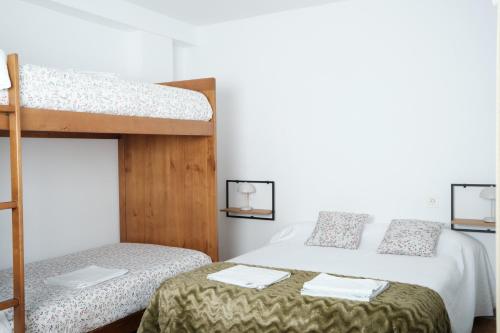 1 double bed, 1 bunk bed