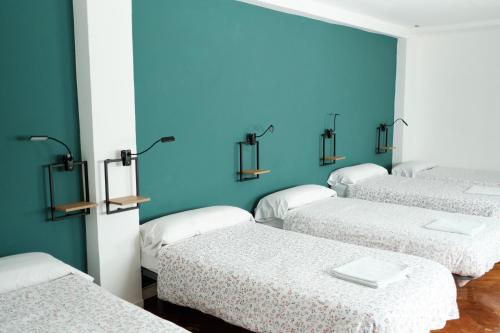 5 twin beds