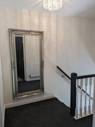 Cozy 4BDR 2BA 10Min to Widnes Train Station