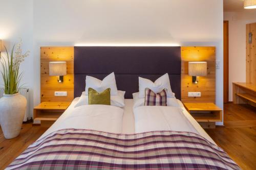 1 queen bed, 1 sofa bed
