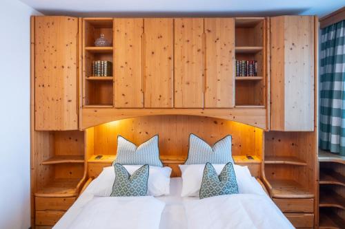 1 queen bed, 1 sofa bed