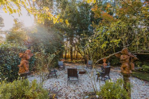 花園, Heritage Log Cabin and Garden w Outdoor Hot Tub in 梅德洛浴