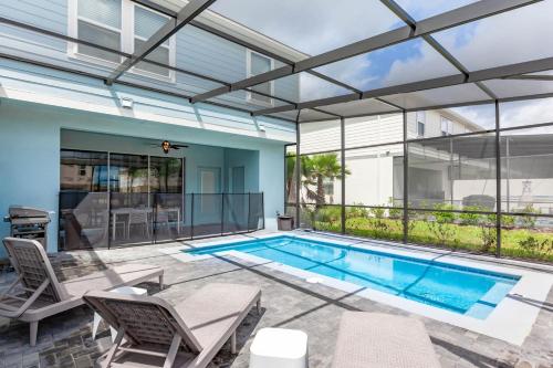 Dreamland by AvantStay Theme House w Pool Game Room Resort Access in Davenport, USA