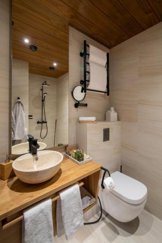 Arctic TreeHouse Hotel - image 7