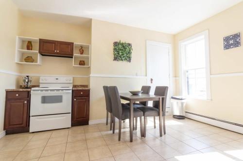 Cozy 3-Bdrm for the family, in Uptown Saint John Parking Coffee in Saint John, Canada
