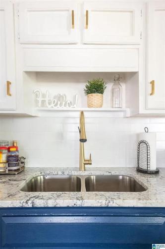 Southern Charm l 5BR l Sleeps 14 l A Location in Birmingham, USA