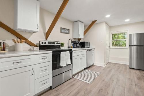 The Lily Pad Modern Cottage In The City thumb 4