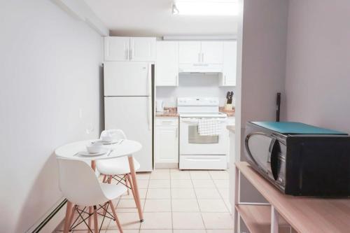 NEW Renovated Cozy 2 Br in Uptown Saint John Location Coffee