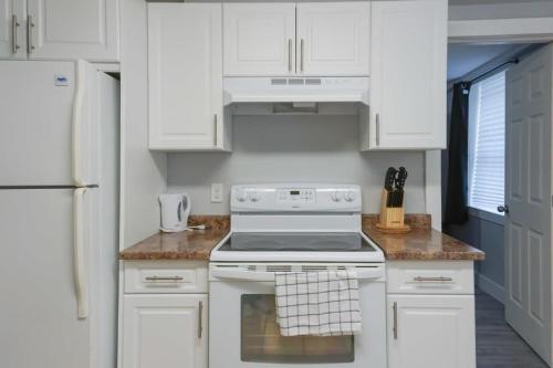 NEW Renovated Cozy 2 Br in Uptown Saint John Location Coffee