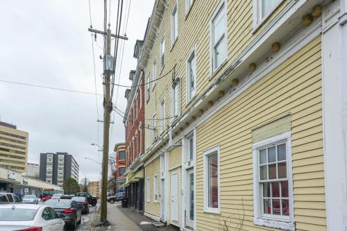 NEW Renovated Cozy 2 Br in Uptown Saint John Location Coffee