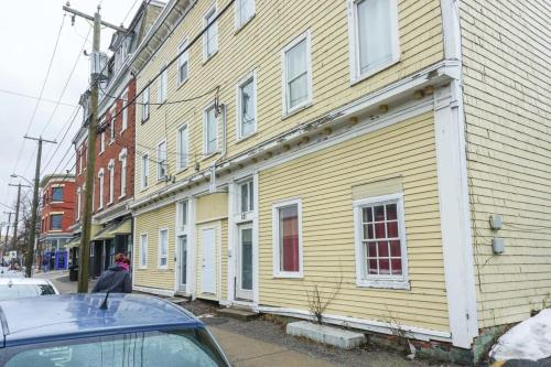 NEW Renovated Cozy 2 Br in Uptown Saint John Location Coffee
