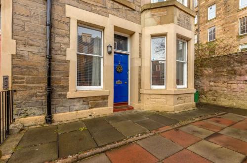 Palm Tree Apartment- Period Home with Cat