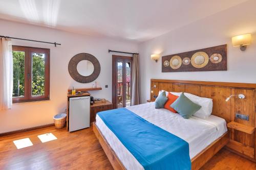 Honeymoon Room with Balcony and Sea View image 10
