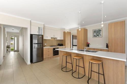 Coastal Holiday Living Bay Views Prime Location in Indented Head