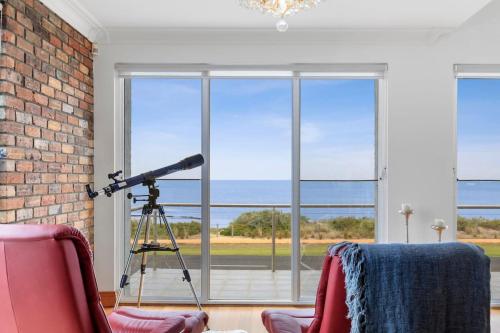 Absolute Bay Frontage with Open Fire and Spa Bath