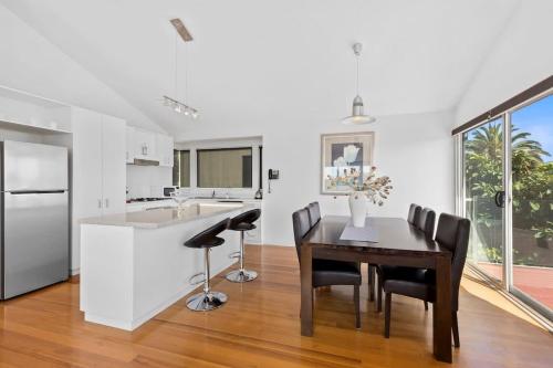 Half Moon Bay Hideaway 1 min to Foreshore in Indented Head