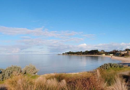 Half Moon Bay Hideaway 1 min to Foreshore in Indented Head