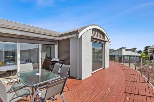 Half Moon Bay Hideaway 1 min to Foreshore in Indented Head