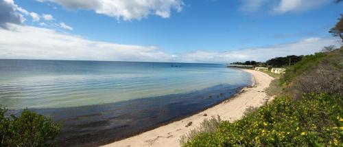 Half Moon Bay Hideaway 1 min to Foreshore in Indented Head