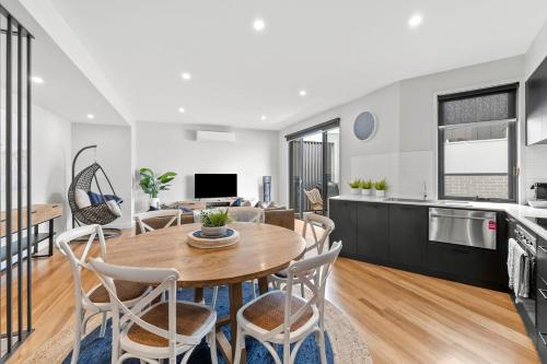 Surf Central Townhouse - Walk to Beach and Shops